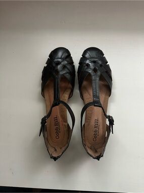 Cobb Hill by New Balance Black Leather T-Strap Sandals